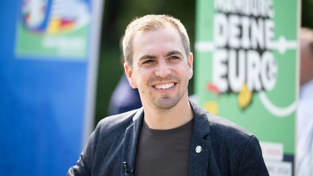 Philipp-Lahm-wird-heute-im-Hamburger-Rathaus-erwartet
