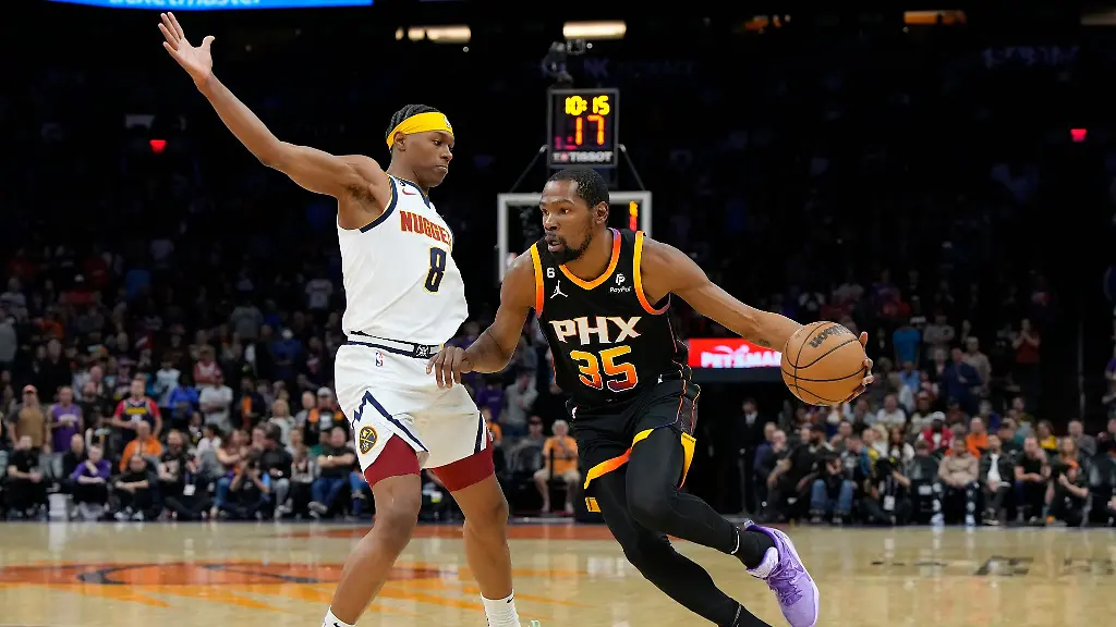Kevin-Durant-r-von-den-Phoenix-Suns-zieht-Denvers-Peyton-Watson-zum-Korb