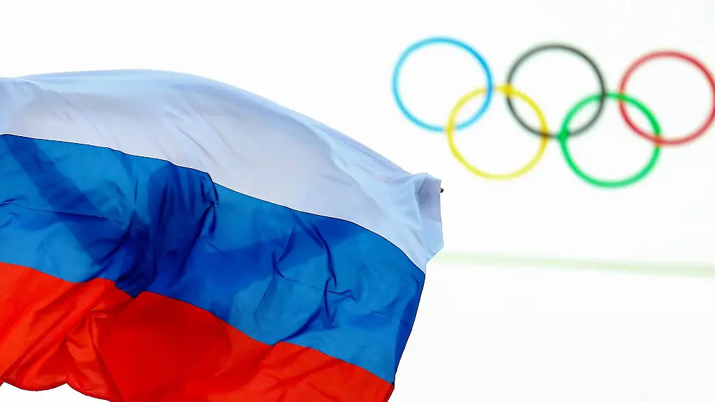 Ein-Athlet-aus-Russland-feiert-mit-einer-Flagge-nach-einem-Event-bei-den-Olympischen-Spielen-2014