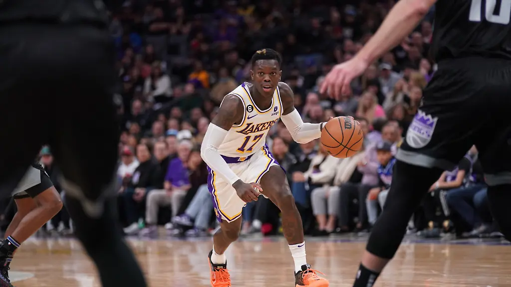 2023-01-08T062240Z-1159177025-MT1USATODAY19746730-RTRMADP-3-NBA-LOS-ANGELES-LAKERS-AT-SACRAMENTO-KINGS