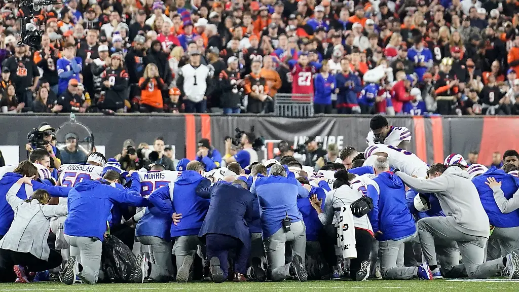 Das-Team-der-Buffalo-Bills-betet-fuer-Damar-Hamlin
