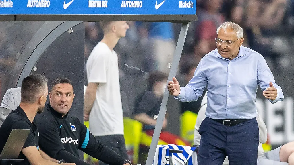 Hertha-Trainer-Felix-Magath-r-steht-mit-den-Berlinern-vor-dem-Abstieg