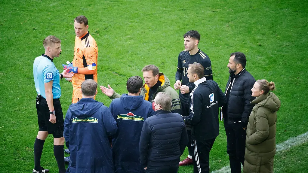 Spieler-und-Verantwortliche-diskutieren-mit-Schiedsrichter-Christian-Dingert-l