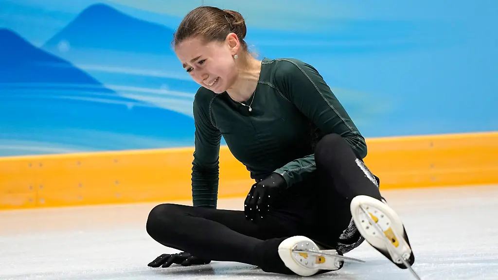 Die-russische-Eiskunstlaeuferin-Kamila-Walijewa-sitzt-auf-dem-Eis-und-weint-nach-einem-Sturz