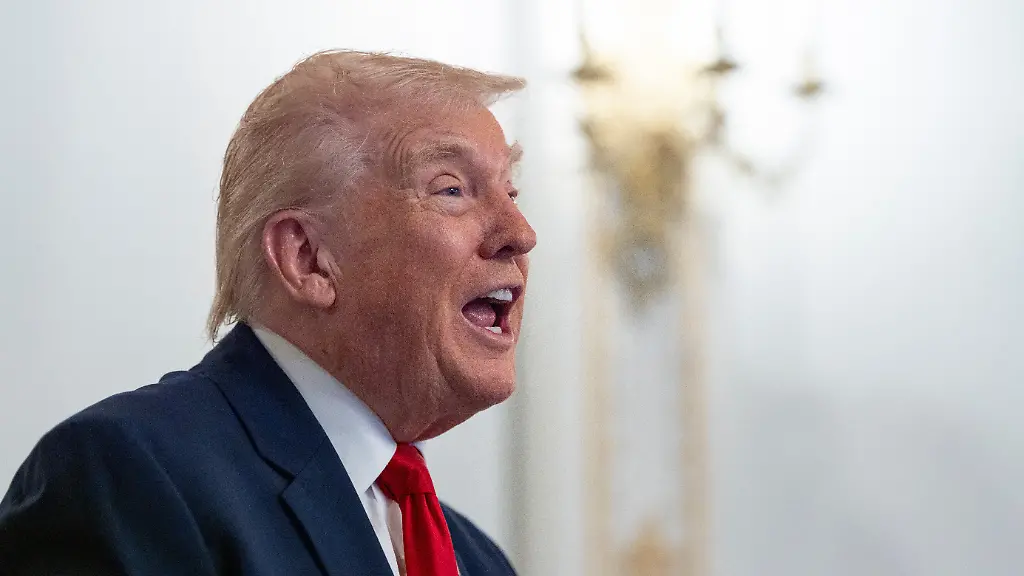 US-Praesident-Donald-Trump-spricht-an-Thanksgiving-von-seinem-Anwesen-Mar-a-Lago-per-Video-zu-den-Truppen