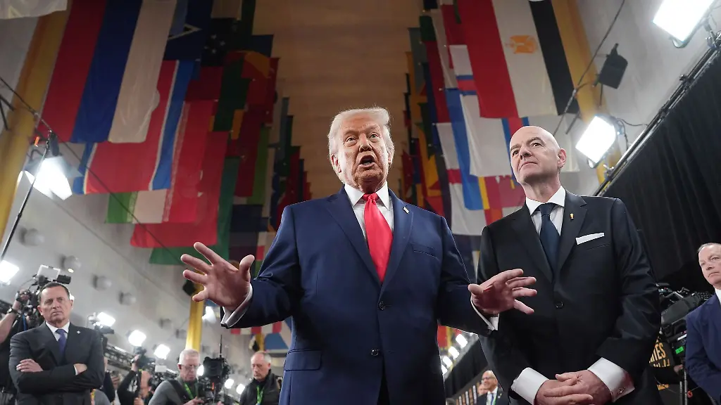 Donald-Trump-l-und-Gianni-Infantino-praesentieren-sich-auf-dem-roten-Teppich