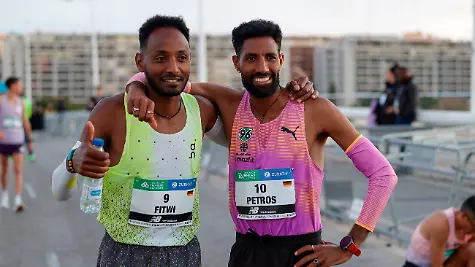 Leichtathletik-Marathon-Valencia-Die-Athleten-Amanal-Petros-mit-der-Startnummer-10-und-Samuel-Fitwi-mit-der-Startnummer-9-posieren-vor-dem-Start-des-Valencia-Marathons
