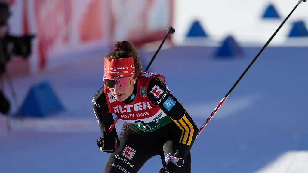 19-12-2025-Oesterreich-Ramsau-am-Dachstein-Ski-nordisch-Kombination-Weltcup-Einzel-Massenstart-5km-Normalschanze-Frauen-Langlauf-Nathalie-Armbruster-aus-Deutschland-beendet-das-Rennen-im-Massenstartrennen-der-Damen