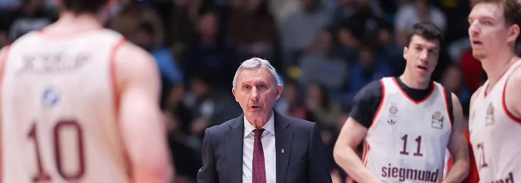 Frankfurt-Skyliners-FC-Bayern-Muenchen-Basketball-easyCredit-BBL-Trainer-Svetislav-Pesic-FC-Bayern-Spiel-der-easyCredit-BBL-zwischen-den-Frankfurt-Skyliners-und-dem-FC-Bayern-Basketball-am-26-Dezember-2025-in-der-Suewag-Energie-ARENA-in-Frankfurt-am-Main