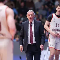 Frankfurt-Skyliners-FC-Bayern-Muenchen-Basketball-easyCredit-BBL-Trainer-Svetislav-Pesic-FC-Bayern-Spiel-der-easyCredit-BBL-zwischen-den-Frankfurt-Skyliners-und-dem-FC-Bayern-Basketball-am-26-Dezember-2025-in-der-Suewag-Energie-ARENA-in-Frankfurt-am-Main