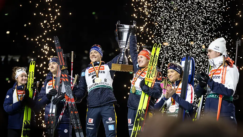 Die-Siegerehrung-Platz-1-Janina-Hettich-Walz-Team-Deutschland-1-und-Justus-Strelow-Team-Deutschland-1-Platz-2-Lou-Jeanmonnot-Team-Frankreich-und-Fabien-Claude-Team-Frankreich-und-Platz-3-Juni-Arnekleiv-Team-Norwegen-und-Mats-Oeverby-Team-Norwegen-bei-der-World-Team-Challenge-bett1-de-WTC-Biathlon-auf-Schalke-am-28-12-2025-in-der-Veltins-Arena-in-Gelsenkirchen-Deutschland