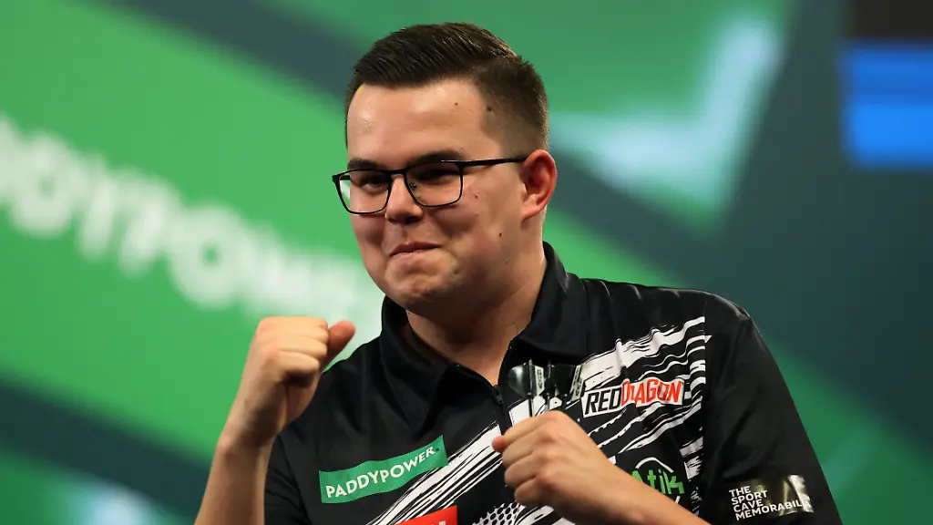 Darts-World-Darts-Championship-Alexandra-Palace-London-Britain-January-1-2026-Gian-van-Veen-celebrates-after-winning-his-quarter-final-match-against-Luke-Humphries-Action-Images-via-Reuters-Andrew-Boyers