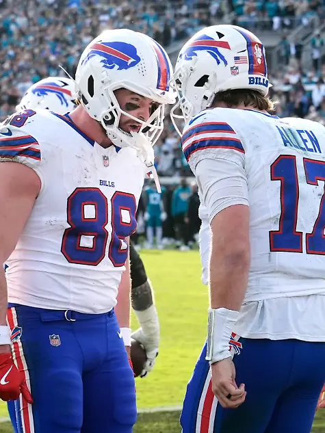 American-Football-Profiliga-NFL-Jacksonville-Jaguars-Buffalo-Bills-Play-off-Runde-Viertelfinal-Qualifikation-Buffalo-Bills-Quarterback-Josh-Allen-17-feiert-seinen-Touchdown-mit-Tight-End-Dawson-Knox-88
