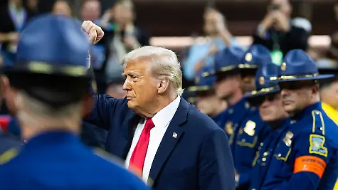 NFL-American-Football-Herren-USA-Super-Bowl-LIX-Kansas-City-Chiefs-at-Philadelphia-Eagles-Feb-9-2025-New-Orleans-LA-USA-President-Donald-Trump-walks-on-the-field-before-Super-Bowl-LIX-between-the-Philadelphia-Eagles-and-the-Kansas-City-Chiefs-at-Ceasars-Superdome-New-Orleans-Ceasars-Superdome-LA-USA-EDITORIAL-USE-ONLY-PUBLICATIONxINxGERxSUIxAUTxONLY-Copyright-xMarkxJ