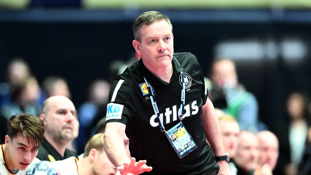 Handball-EM-Deutschland-Frankreich-Hauptrunde-Gruppe-1-4-Spieltag-Jyske-Bank-Boxen-Trainer-Alfred-Gislason-Deutschland-drueckt-den-Buzzer-um-eine-Auszeit-zu-nehmen