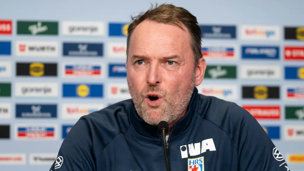 Dagur-Sigurdsson-Trainer-von-Kroatien-bei-spricht-waehrend-einer-Pressekonferenz-vor-dem-Halbfinale-Deutschland-gegen-Kroatien
