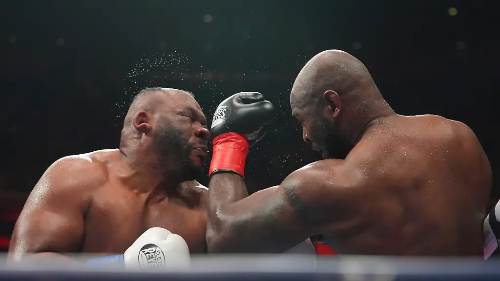 Jarrell-Miller-l-schlaegt-Kingsley-Ibeh-waehrend-eines-Boxkampfes-im-Schwergewicht-Miller-verliert-sein-Haarteil