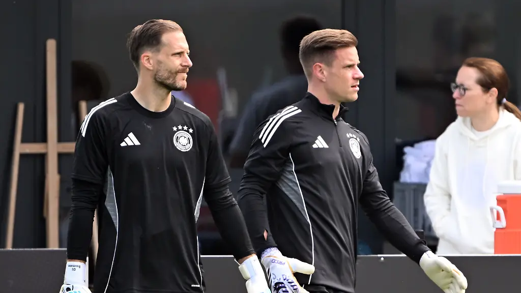 Fussball-Nationalmannschaft-vor-dem-Nations-League-Halbfinale-Deutschland-Portugal-Deutschlands-Torwart-Oliver-Baumann-l-und-Torwart-Marc-Andre-ter-Stegen-waehrend-des-Abschlusstrainings