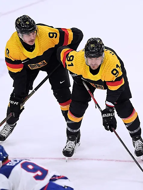 MUELLER-Moritz-Team-GER-mit-TUOMIE-Parker-undGAWANKE-Leon-Eishockey-Vorrunde-Spiel-USA-Deutschland-Olympics-Olympische-Winterspiele-2026-Mailand-Cortina-06-22-Februar-2026-in-Italien-am-15-02