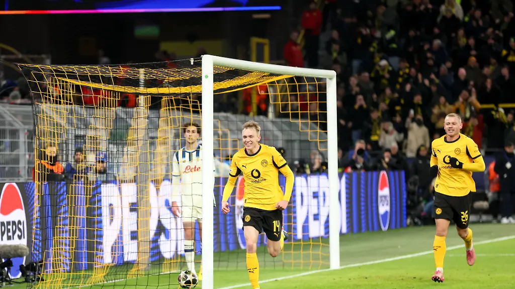 Torjubel-goal-celebration-zum-2-0-durch-Maximilian-Beier-Borussia-Dortmund-GER-Borussia-Dortmund-gegen-Atalanta-Bergamo-Fussball-Champions-League-Play-off-Spielzeit-2025-2026-17-02