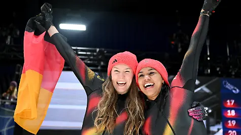 Olympia-Olympische-Winterspiele-Mailand-Cortina-2026-Bob-Zweierbob-Frauen-Durchgang-4-im-Cortina-Sliding-Centre-Laura-Nolte-Pilotin-und-Anschieberin-Deborah-Levi-l-Deutschland-jubeln-im-Ziel-ueber-ihren-ersten-Platz