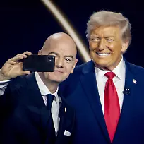 2025-12-05-18-54-35-WASHINGTON-FIFA-Praesident-Gianni-Infantino-macht-waehrend-der-Auslosung-der-Weltmeisterschaft-2026-in-den-USA-ein-Selfie-mit-Praesident-Donald-Trump