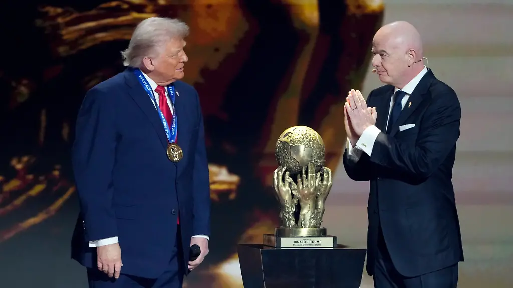 Fussball-WM-Auslosung-der-Vorrunde-im-John-F-Kennedy-Center-for-the-Performing-Arts-US-Praesident-Donald-Trump-l-erhaelt-den-FIFA-Friedenspreis-von-FIFA-Praesident-Gianni-Infantino-Die-FIFA-Fussball-WM-findet-vom-11-Juni-bis-19-Juli-2026-in-den-USA-Mexiko-und-Kanada-statt