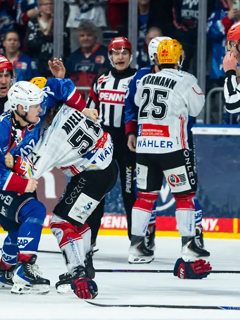 Mannheim-GERMANY-25-Maerz-2026-Fight-zwischen-Andy-Miele-Pinguins-Bremerhaven-51-und-Zachary-Solow-Adler-Mannheim-73-waehrend-dem-Spiel-1-der-Viertelfinale-Best-of-7-Serie-zwischen-den-Adler-Mannheim-und-den-Pinguins-Bremerhaven-in-den-Playoffs-der-PENNY-DEL-in-der-SAP-Arena-Mannheim