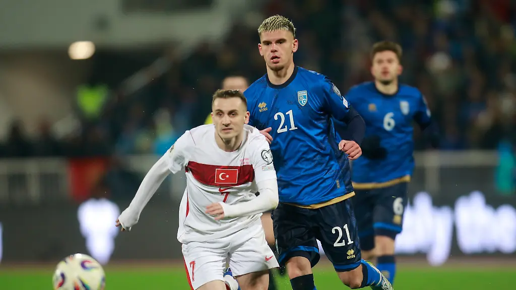 Fussball-Maenner-WM-Qualifikation-Europa-Kosovo-Tuerkei-Playoffs-Finale-Kerem-Aktuerkoglu-Tuerkei-und-Albian-Hajdari-Kosovo-kaempfen-um-den-Ball
