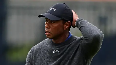 ARCHIV-18-07-2024-Grossbritannien-Troon-Golf-British-Open-Einzel-Herren-1-Runde-Tiger-Woods-aus-den-USA-bedankt-sich-beim-Publikum-nachdem-er-am-18-Gruen-geputtet-hat-Woods-hat-sich-die-Achillessehne-gerissen