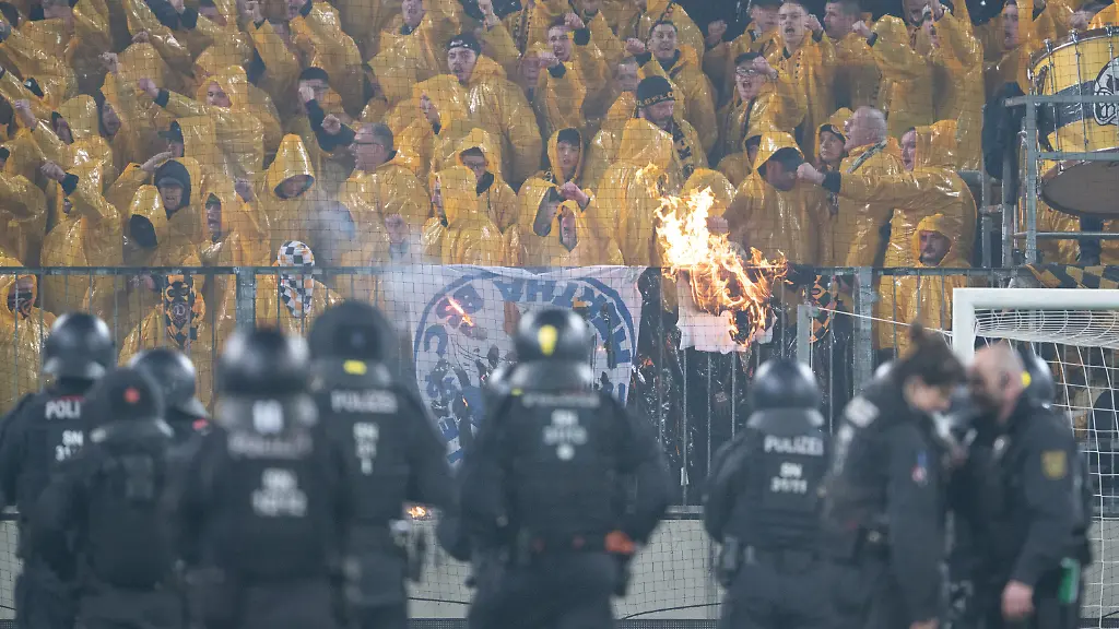 Fussball-Maenner-2-Bundesliga-Dynamo-Dresden-Hertha-BSC-28-Spieltag-im-Rudolf-Harbig-Stadion-Polizisten-stehen-waehrend-einer-Spielunterbrechung-im-Stadion-auf-dem-Spielfeld-vor-dem-K-Block-mit-den-Fans-von-Dynamo-Dresden