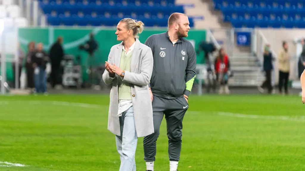 Alexandra-Popp-Wolfsburg-11-ist-trotz-Verletzung-mitgereist-und-feiert-den-Sieg-GER-FC-Carl-Zeiss-Jena-vs-Wolfsburg-Fussball-DFB-Pokal-Frauen-Halbinale-Saison-2025-2026-05-04