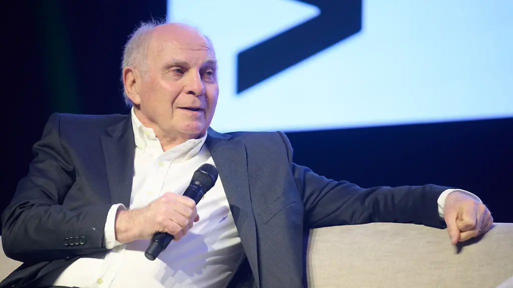 ARCHIV-26-03-2026-Nordrhein-Westfalen-Muenster-Uli-Hoeness-Ehrenpraesident-des-FC-Bayern-Muenchen-sitzt-beim-Daten-und-KI-Festival-auf-der-Buehne