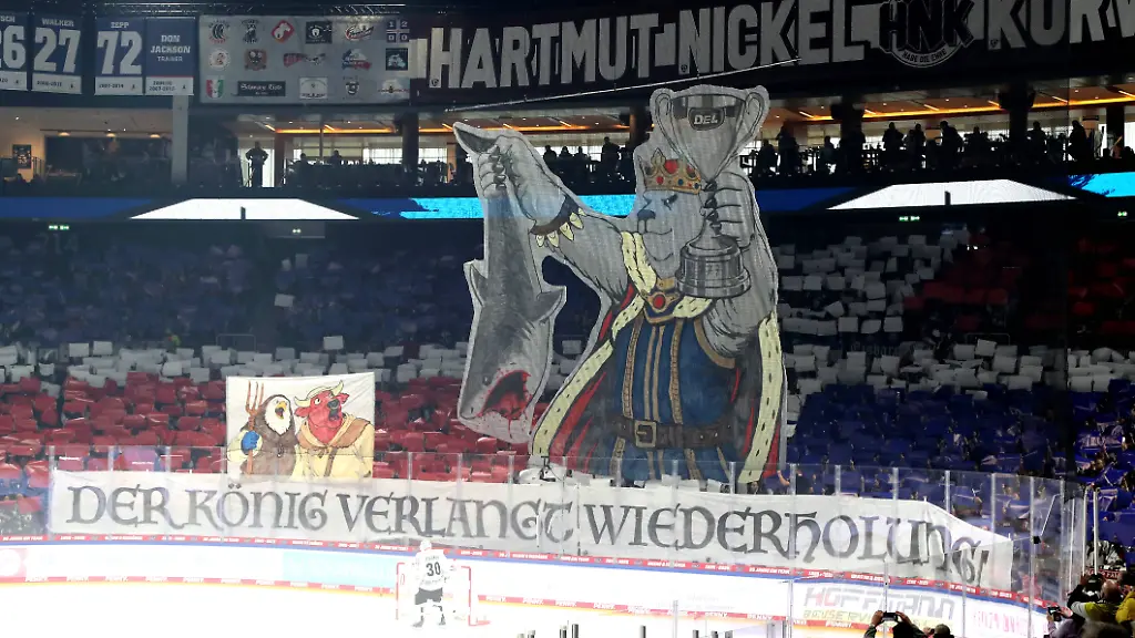 Choreografie-der-Eisbaerenfans-Eishockey-Penny-DEL-Deutsche-Eishockey-Liga-Play-Off-Halbfinale-3-Spiel-Saison-2025-2026-12-04-2026-EHC-Eisbaeren-Berlin-EBB-vs