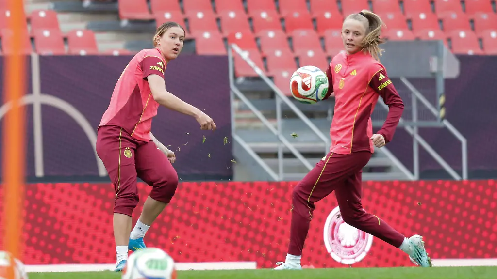 13-04-2026-xgrfx-Fussball-DFB-Medientermine-Deutsche-Frauennationalmannschaft-Pressekonferenz-und-Abschlusstraining-v-l