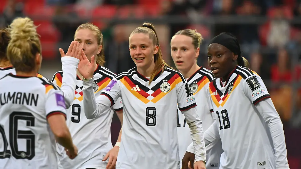 Torjubel-um-Vivien-ENDEMANN-GER-nach-Tor-um-2-0-Jubel-Freude-Begeisterung-Aktion-Fussball-WM-Qualifikation-Frauen-Deutschland-Oesterreich-am-14-04-2026-Max-Morlock-Stadion-Nuernberg