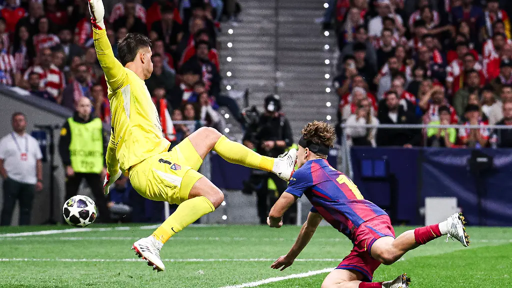 Atletico-de-Madrid-vs-FC-Barcelona-Barca-on-the-2025-26-UEFA-Champions-League-Quarter-Final-Second-Leg-match-UEFA-champions-league-Atletico-de-Madrid-vs-FC-Barcelona-MADRID-SPAIN-14-April-Juan-Musso-of-Atletico-de-Madrid-and-Fermin-Lopez-of-FC-Barcelona-during-the-UEFA-Champions-League-2025-26-Quarter-Final-second-Leg-match-between-Atletico-de-Madrid-and-FC-Barcelona-at-Riyadh-Air-Metropolitano-Stadium