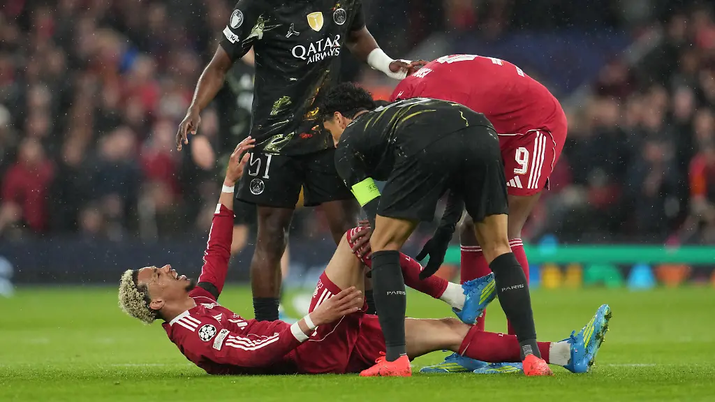 Fussball-Maenner-Champions-League-K-o-Runde-Viertelfinale-Rueckspiele-FC-Liverpool-Paris-Saint-Germain-Liverpools-Hugo-Ekitike-liegt-verletzt-am-Boden
