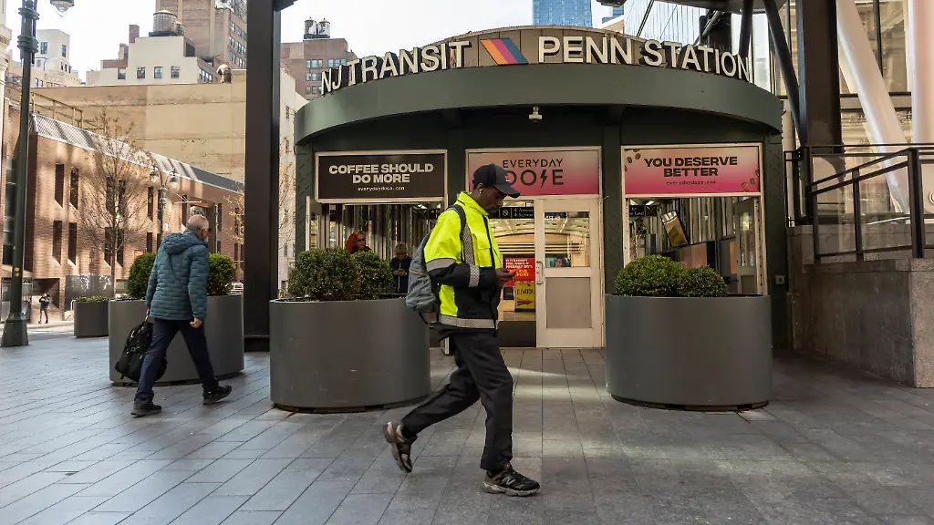 NJ-commuters-to-be-shut-out-of-Penn-Station-The-NJ-Transit-entrance-to-Penn-Station-in-New-York-on-Sunday-April-12-2026-NJ-Transit-announced-plans-to-close-its-part-of-Penn-Station-to-commuters-to-accommodate-World-Cup-bound-riders-four-hours-prior-to-the-matches-PUBLICATIONxNOTxINxUSAxUK-RichardxB