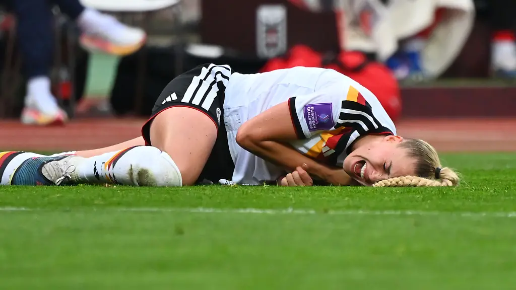 Giulia-GWINN-GER-am-Boden-verletzt-Verletzung-Fussball-WM-Qualifikation-Frauen-Deutschland-Oesterreich-5-1-am-14-04-2026-Max-Morlock-Stadion-Nuernberg