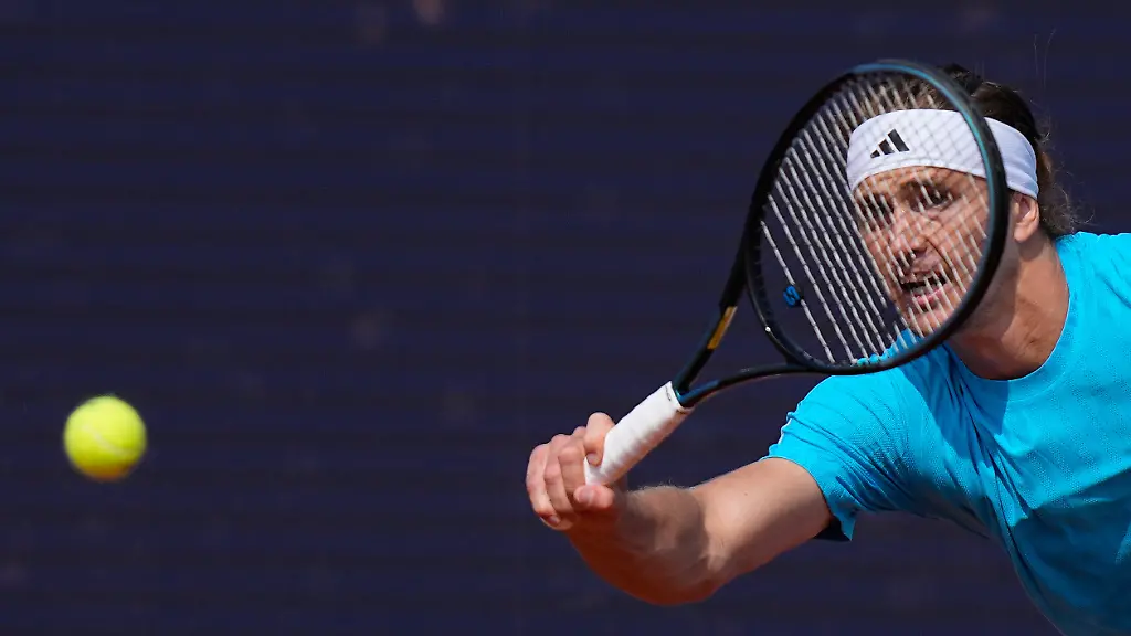 Germany-s-Alexander-Zverev-returns-the-ball-to-Flavio-Cobolli-of-Italy-during-the-men-s-semifinal-tennis-match-at-the-ATP-Tour-in-Munich-Germany-Saturday-April-18-2026