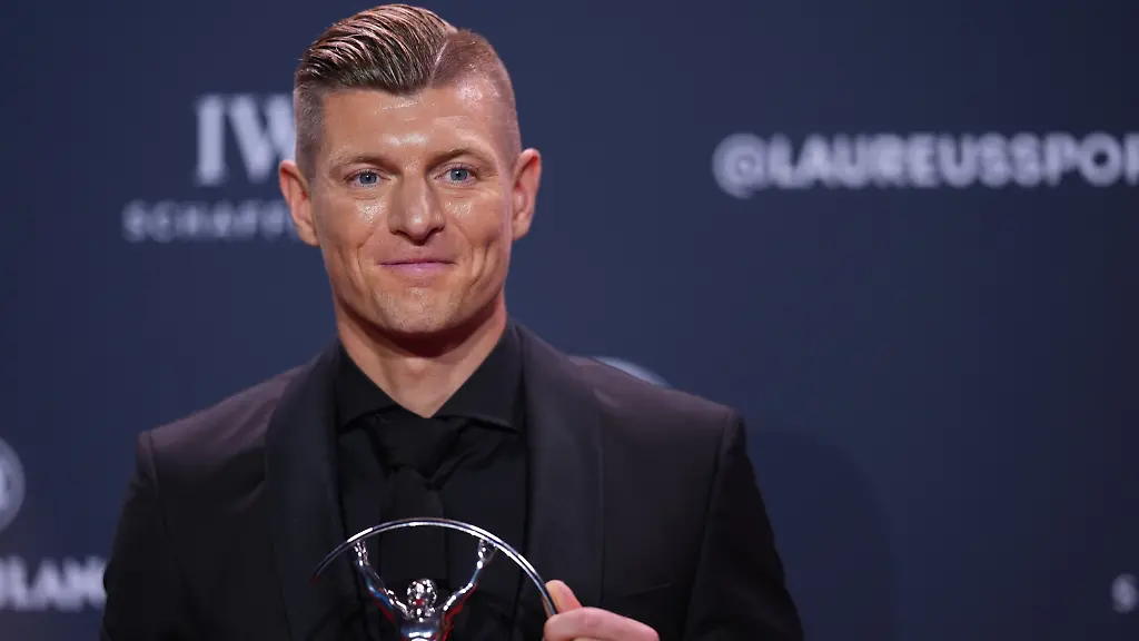 Toni-Kroos-poses-with-the-Laureus-Sporting-Inspiration-Award-during-the-2026-Laureus-World-Sports-Awards-ceremony-in-Madrid-Spain-Monday-April-20-2026