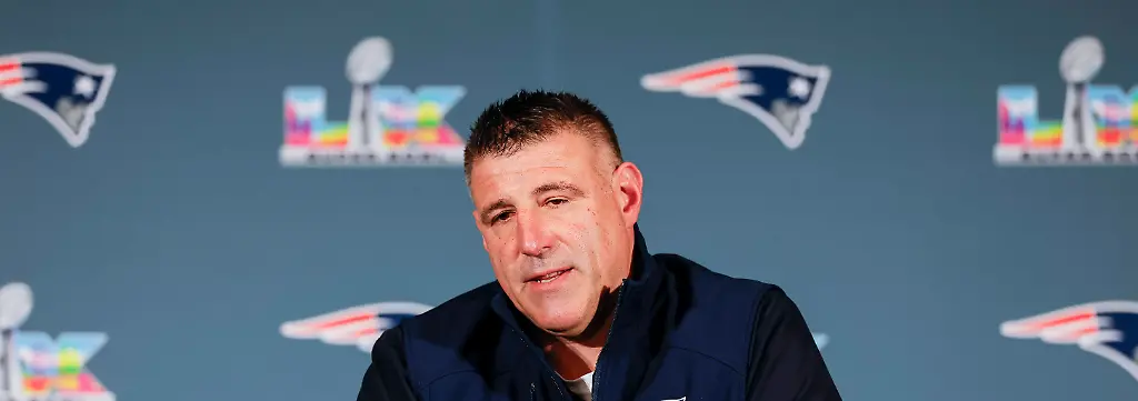 SANTA-CLARA-CA-FEBRUARY-05-New-England-Patriots-head-coach-Mike-Vrabel-answers-questions-during-the-Thursday-press-conference-PK-Pressekonferenz-on-Thursday-February-5th-at-the-Santa-Clara-Marriott-in-Santa-Clara-CA