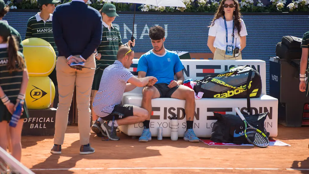 April-14-2026-Barcelona-Spain-CARLOS-ALCARAZ-gets-medical-attention-for-his-wrist-during-a-match-against-OTTO-VIRTANEN-in-the-Barcelona-Open-Banc-Sabadell-2026-CARLOS-ALCARAZ-won-the-match-6-4-6-2-but-withdrew-from-the-competition-due-to-a-wrist-injury