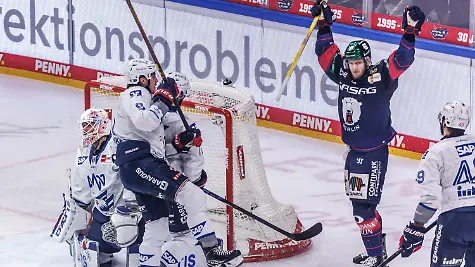 26-04-2026-Berlin-Eishockey-Maenner-DEL-Eisbaeren-Berlin-Adler-Mannheim-Meisterschaftsrunde-Finale-2-Spieltag-Uber-Arena-Manuel-Wiederer-Eisbaeren-Berlin-erzielt-zum-1-0-und-freut-sich-ueber-den-Treffer