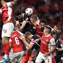 Fussball-Maenner-Europa-League-SC-Braga-SC-Freiburg-K-o-Runde-Halbfinale-Hinspiele-Estadio-Municipal-de-Braga-Spieler-von-Braga-in-rot-und-Freiburg-springen-zum-Ball
