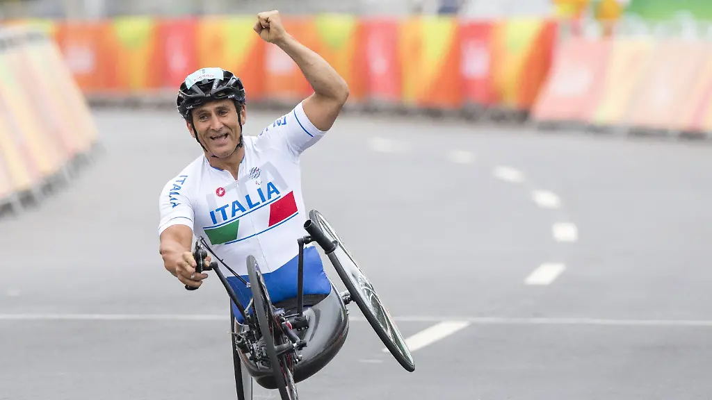 September-16-2016-Rio-De-Janeiro-Rio-de-Janeiro-Brazil-Italy-s-Alessandro-Zanardi-celebrates-after-winning-the-men-s-team-relay-competion-The-italian-team-composed-by-Alessandro-Zanardi-toghether-with-Vittorio-Podesto-and-Luca-Mazzone-won-the-gold-medal-improving-the-second-place-in-London-2012-in-Rio-de-Janeiro-Brazil-on-16-September-2016