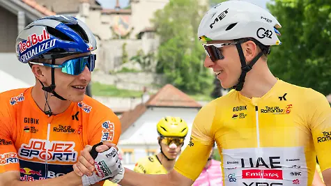 03-05-2026-Schweiz-Lucens-Radsport-UCI-WorldTour-Tour-de-Romandie-Lucens-Leysin-178-20-km-5-Etappe-Florian-Lipowitz-l-aus-Deutschland-vom-Team-Red-Bull-BORA-hansgrohe-und-Tadej-Pogacar-aus-Slowenien-vom-UAE-Team-Emirates-XRG-warten-am-Start