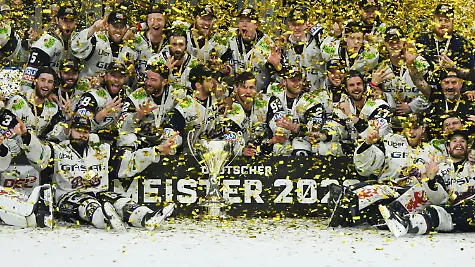 dpatopbilder-03-05-2026-Baden-Wuerttemberg-Mannheim-Eishockey-Maenner-DEL-Adler-Mannheim-Eisbaeren-Berlin-Meisterschaftsrunde-Finale-5-Spieltag-SAP-Arena-Die-Eisbaeren-Berlin-bejubeln-den-Gewinn-der-Deutschen-Meisterschaft