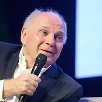 Uli-Hoeness-Ehrenpraesident-des-FC-Bayern-Muenchen-sitzt-beim-Daten-und-KI-Festival-auf-der-Buehne